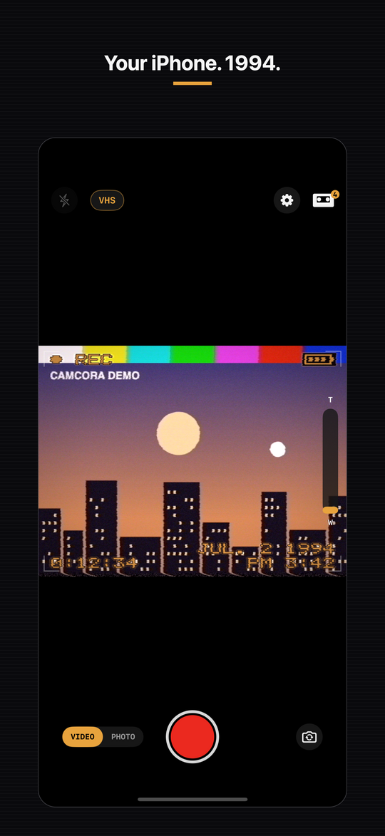 Camcora-Sucher mit Live-VHS-Vorschau, dem Bildschirmtext CAMCORA DEMO und einem roten Aufnahmeknopf.